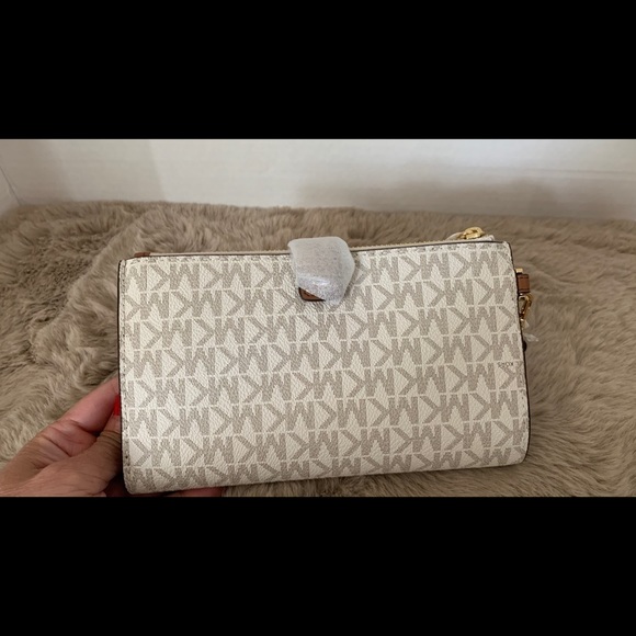 BNWT MICHAEL KORS WRISTLET WITH PHONE COMPARTMENT-Vanilla/Monogram - Picture 3 of 10